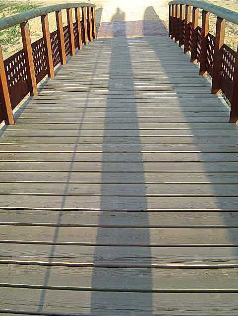 Interior del puente con sombra del fotógrafo