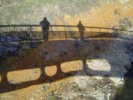 Sombra del puente y el fotógrafo sobre el río