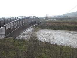 El nuevo puente sobre un río embravecido